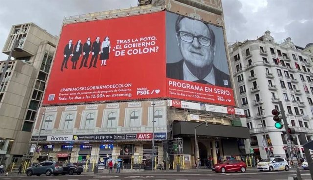 El PSOE despliega una lona en Callao llamando a la ciudadanía para evitar "el Gobierno de Colón"