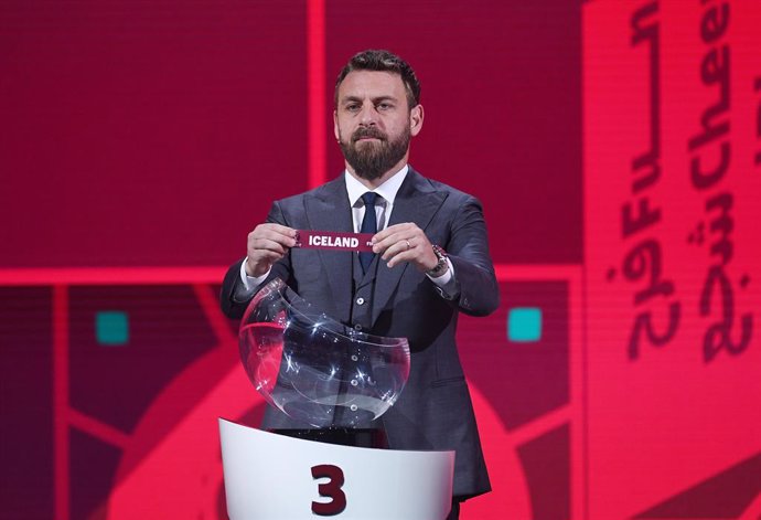 Archivo - HANDOUT - 07 December 2020, Switzerland, Zurich: Italian former footballers Daniele De Rossi shows the ticket with the inscription "Iceland" during the UEFA groups draw for the 2022 World Cup qualifying round in the Hallenstadion. Photo: Kurt 