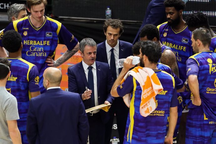 Archivo - Porfirio Fisac head coach of Herbalife Gran Canaria talk to your players before the game during the spanish league ACB  basketball match played between Valencia Basket vs Gran Canaria at the Fuente de San Luiz pavilion, La Fonteta. On January,