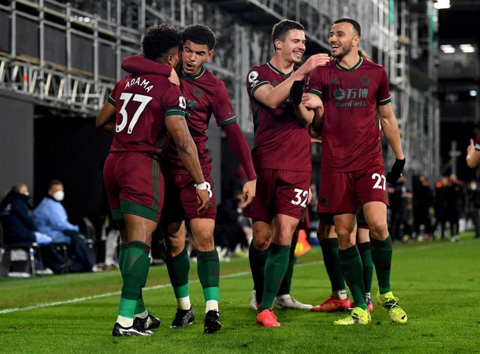 Adama Traoré marca el gol que da el triunfo al Wolverhampton 