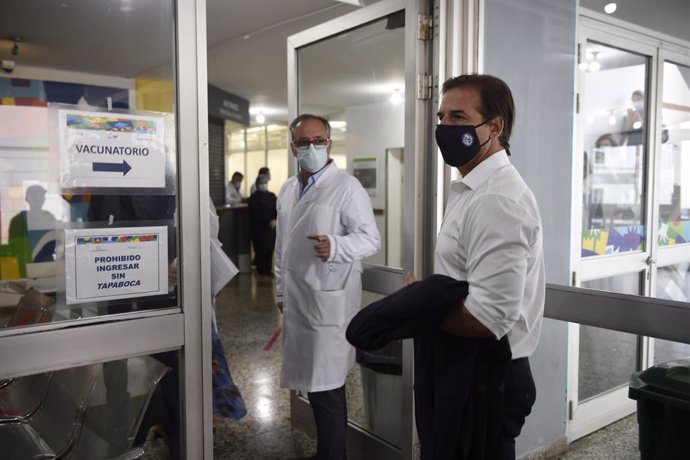 El presidente de Uruguay, Luis Lacalle Pou, entrando al centro donde se ha vacunado contra la COVID-19.