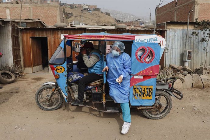 Archivo - 07 August 2020, Peru, Pachacamac: A medical worker arrives at a village to vaccinate the population at risk of influenza disease, as the Peruvian Ministry of Health conducts a vaccination campaign in remote villages. Photo: Renato Pajuelo/Agen
