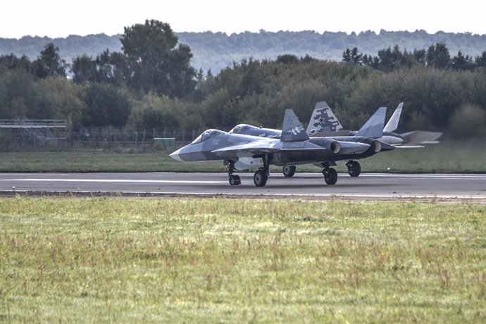 Archivo - FILED - 27 August 2019, Russia, Zhukovsky: Two Sukhoi Su-57 fifth generation jet fighters prepare to take off during the 2019 MAKS International Aviation and Space Show. An Su-57 jet crashed in the Russian Far East on Tuesday while the pilot e