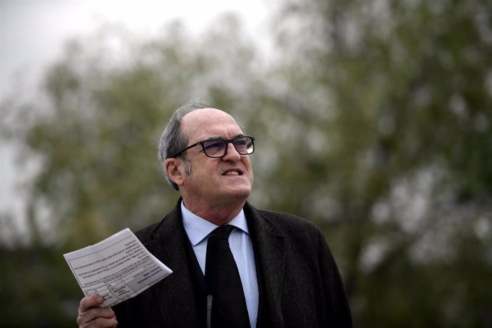 El candidato del PSOE a la Presidencia de la Comunidad de Madrid, Ángel Gabilondo, interviene en una rueda de prensa durante su visita por Alcorcón, a 8 de abril de 2021, en Alcorcón, Madrid (España). Con el lema Gobernar en serio, Gabilondo ha recorr