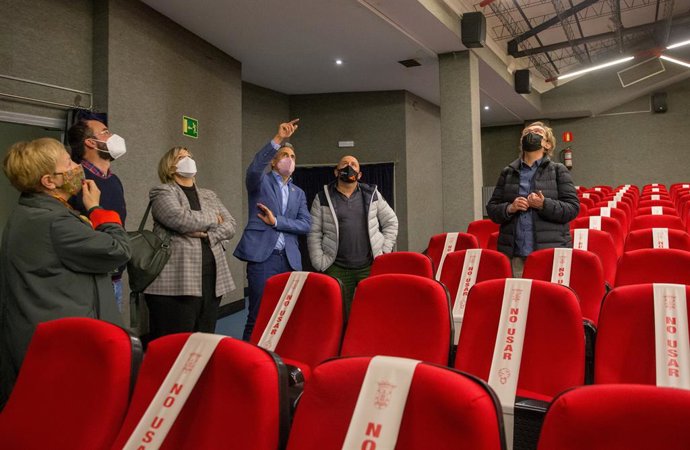 Pablo Zuloaga visita el centro cultural La Vidriera
