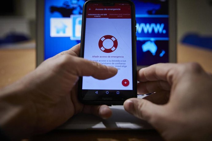 Archivo - Una persona con el móvil y el ordenador encendidos, en Madrid (España), a 9 de febrero de 2021.  Este martes 9 de febrero se celebra el Día de la Internet Segura, que en esta edición está inevitablemente marcado por la pandemia y el confinamie