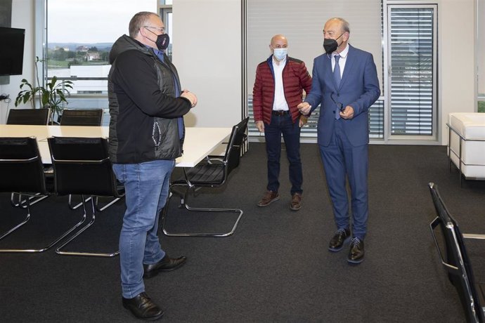 El consejero de Industria, Turismo, Innovación, Transporte y Comercio, Javier López Marcano, recibe al alcalde de Bárcena de Cicero