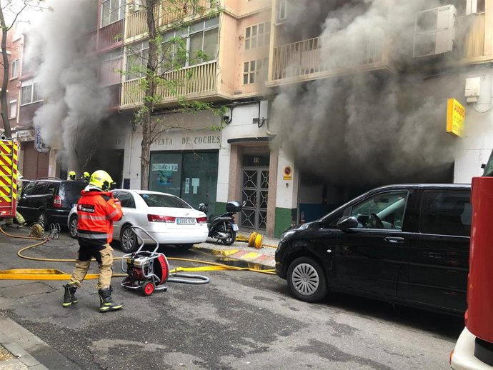 Bomberos de Zaragoza sofocan un incendio en un taller de lavado de vehículos en Delicias.