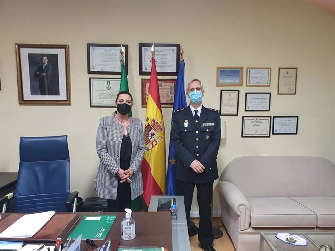 A diputada de Ciudadanos (Cs) en el Parlamento andaluz por Granada, Concha Insúa, se ha reunido esta mañana con el jefe del Cuerpo Nacional de Policía adscrita a la comunidad andaluza, Francisco Barrios.