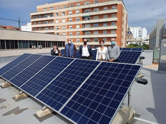 Mures vista una plata fotovoltaica en un edificio municipal
