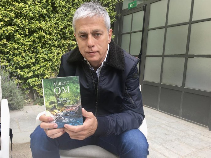 El periodista Albert Om presenta el seu llibre 'El dia que vaig marxar'.
