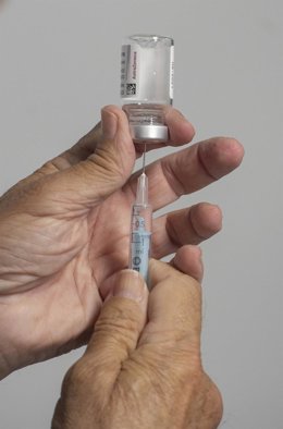 Un trabajador sanitario sostiene una vacuna contra el Covid-19 de AstraZeneca, foto de archivo