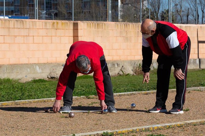 Archivo - Dos ancianos juegan a la petanca 