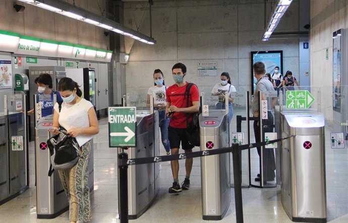 Usarios del Metro validan sus billetes en una estación del suburbano