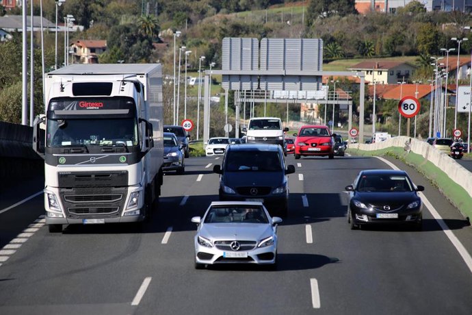 Archivo - Tráfico en las carreteras vascas.