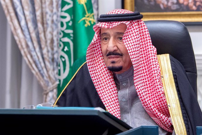 Archivo - 23 February 2021, Saudi Arabia, Neom: Saudi King Salman bin Abdulaziz chairs a virtual cabinet meeting from his palace in Neom. Photo: -/Saudi Press Agency/dpa