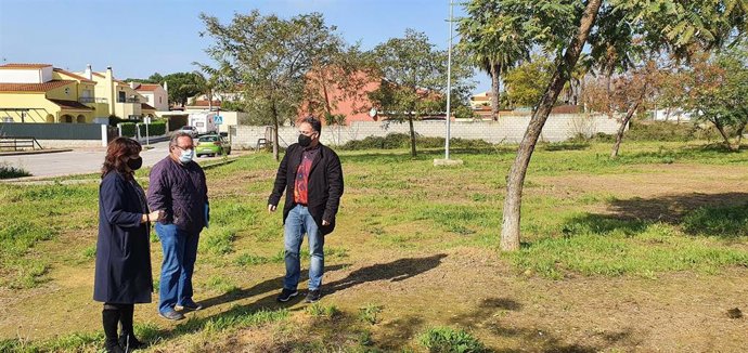 Archivo - La alcaldesa, Cristina Los Arcos, visita con los concejales de Medio Ambiente y de Urbanismo, el terreno que acogerá el jardín japonés.