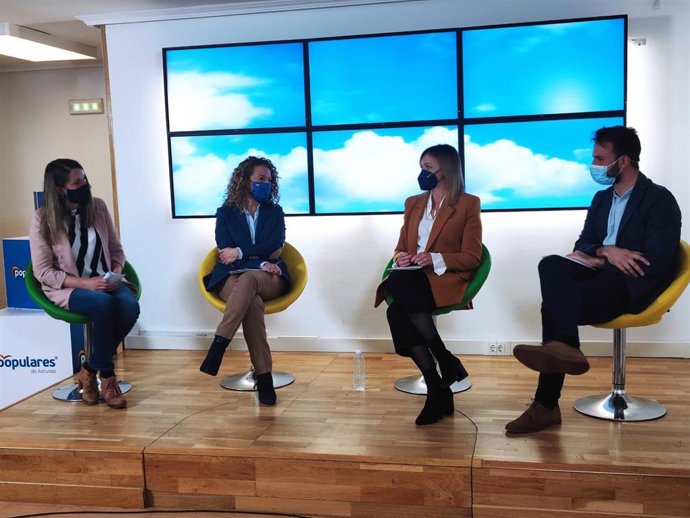 Teresa Mallada y Fabiola García, en el centro