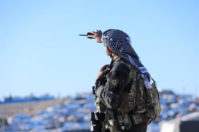 Un miliciano de las Fuerzas Democráticas Sirias (FDS) en el campamento de antiguos miembros del Estado Islámico en Al Hol