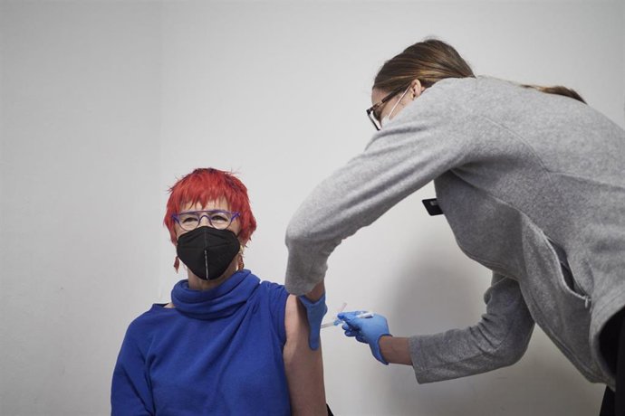 La consejera de Salud, Santos Induráin, recibe la vacuna de AstraZeneca