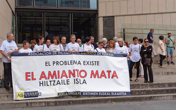 Archivo - Concentración de la Asociación de Víctimas del Amianto de Euskadi