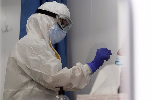 Archivo - Sanitarios de la Junta de Andalucía haciendo  los test rápidos de antígenos PCR