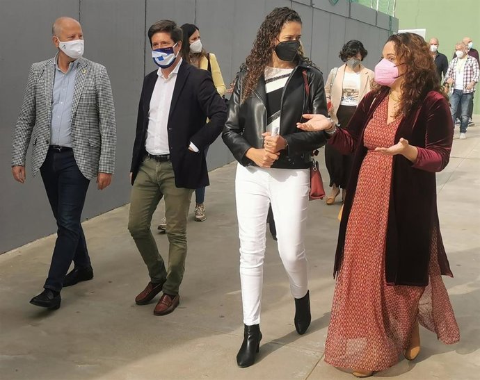 García de Longoria con Javier Imbroda durante la visita del consejero a la capital onubense