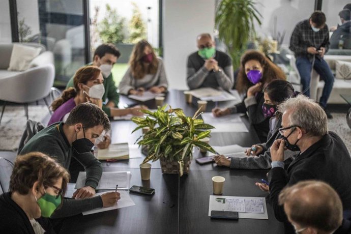 La candidata de Más Madrid, Mónica García, se entrevista con organizaciones ecologistas