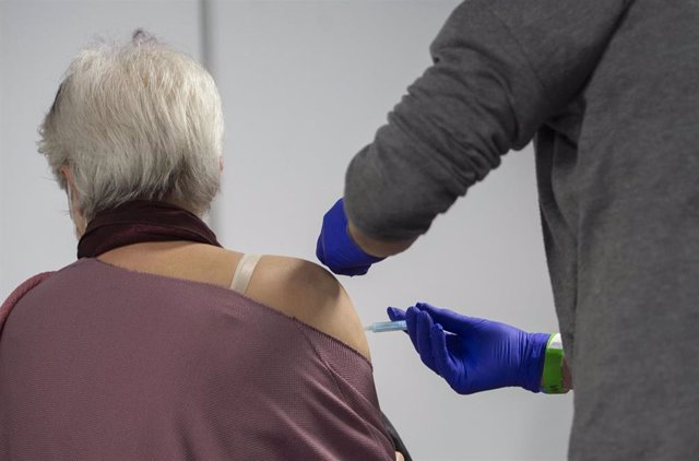 Una trabajadora sanitaria administra una dosis de la vacuna AstraZeneca contra el Covid-19 a una persona.