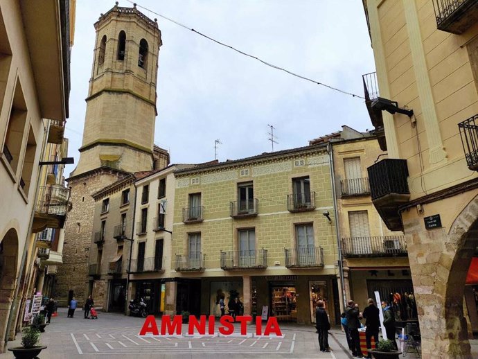 Punto de recogida de firmas para la ley de amnistía habilitado por mnium Cultural en Trrega (Lleida)