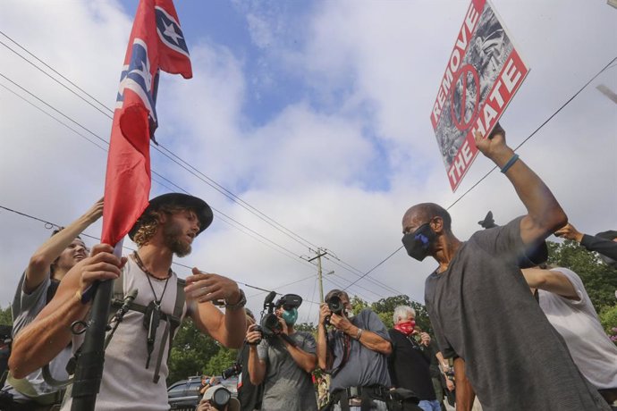 Archivo - 15 August 2020, US, Stone Mountain: Counter protestors from leftist groups face off with supporters of the far-right groups and white supremacists. Photo: Jenni Girtman/TNS via ZUMA Wire/dpa