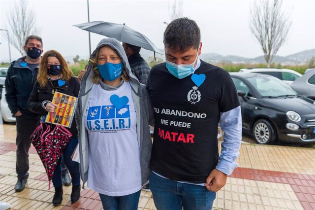 Varias personas durante la protesta de sanitarios, policías y funcionarios de prisiones frente al centro de salud de Vila, a 10 de abril de 2021 en Ibiza, Islas Baleares (España).
