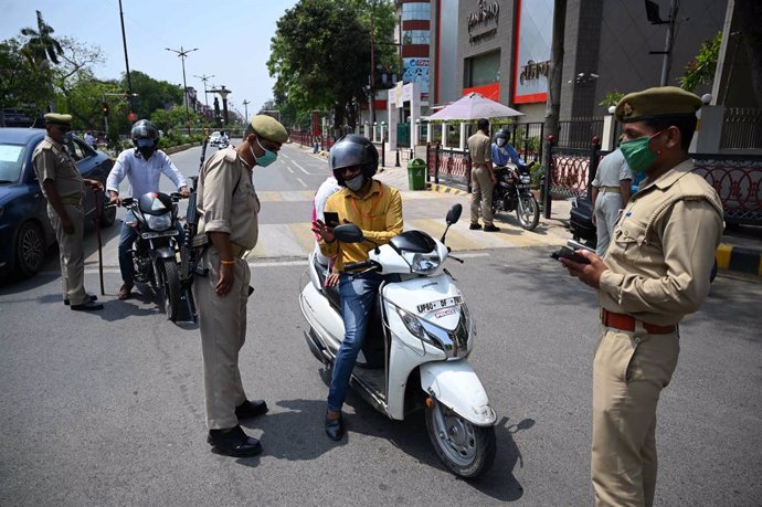 Archivo - 21 April 2020, India, Prayagraj: Policemen stop commuters allegedly violating Lockdown during a nationwide lockdown imposed as a preventive measure against the spread of the Coronavirus (Covid-19). Photo: Prabhat Kumar Verma/ZUMA Wire/dpa