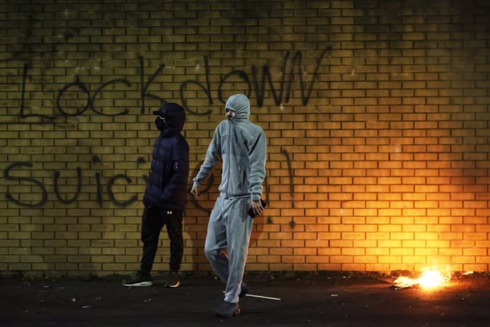 FILED - 07 April 2021, United Kingdom, Belfast: Rioters clash at Peace Gates in Lanark Way as unionists and nationalists clashed with the police and each other. Photo: Liam Mcburney/PA Wire/dpa