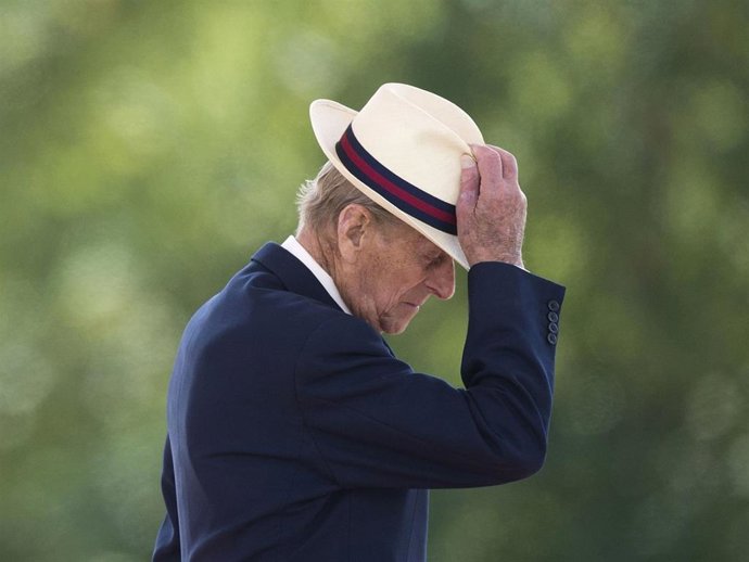 Archivo - Prince Philip, Duke of Edinburgh presents Operational Service medals to the 4th Battalion, The Royal Regiment of Scotland on June 12, 2014 in Fallingbostel, Germany.