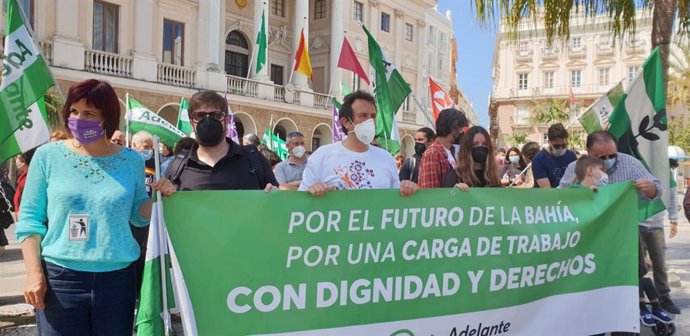 'Kichi' Y Teresa Rodríguez En La Manifestación Contra El Cierre De La Planta De Airbus De Puerto Real.