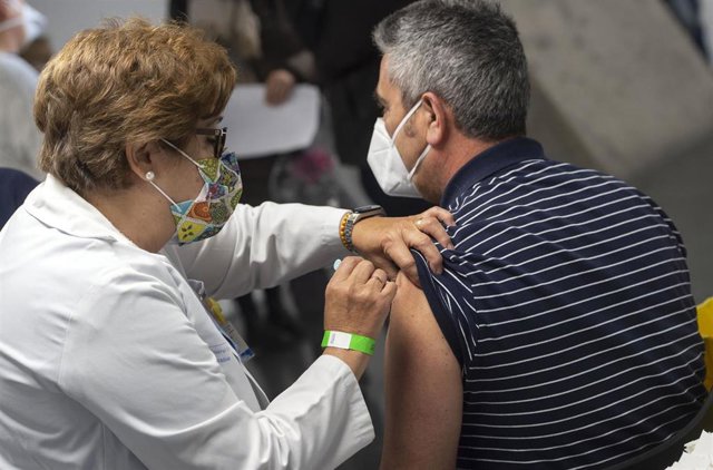 Una trabajadora sanitaria administra la primera dosis de la vacuna AstraZeneca contra el Covid-19 a una persona en el Wizink Center, a 9 de abril de 2021, en Madrid, (España). 