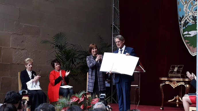 Archivo - Foto de archivo de la entrega a Tomás Yerro del premio Príncipe de Viana de la Cultura 2019