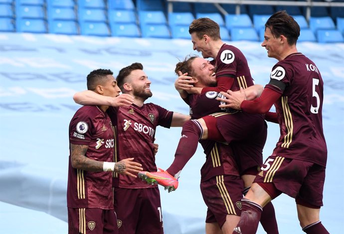 10 April 2021, United Kingdom, Manchester: Leeds United's Stuart Dallas (2nd L) celebrates scoring his side's first goal with his team mates during the English Premier League soccer match between Manchester City and Leeds United at the Etihad Stadium. P