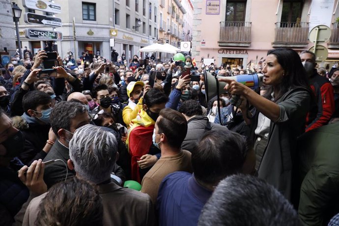 La candidata de Vox a la Presidencia de Madrid, Rocío Monasterio, en el acto de precampaña de Vox en la plaza de San Lorenzo en San Lorenzo de El Escorial.