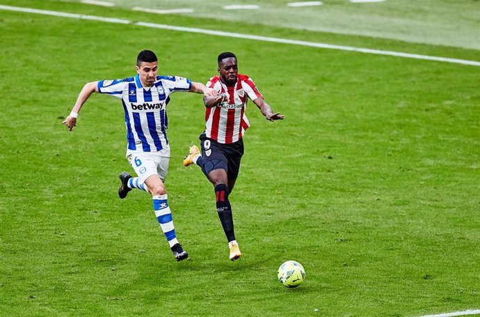 Iñaki Williams conduce un balón en el Athletic Club - Deportivo Alavés