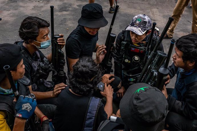 Miembros de la oposición a la dictadura con armas improvisadas en Rangún