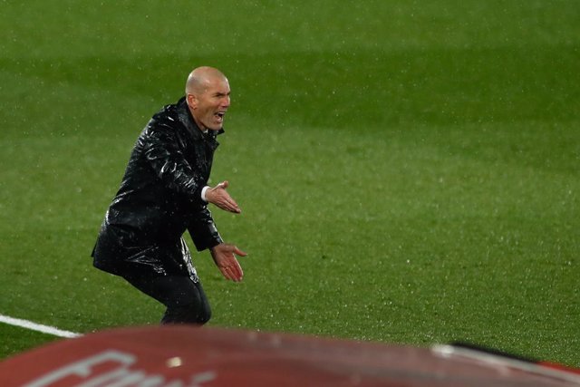 MADRID, SPAIN - APRIL 10: Zinedine Zidane, head coach of Real Madrid, gestures during the spanish league, La Liga, football match played between Real Madrid and FC Barcelona at Alfredo Di Stefano stadium on April 10, 2021 in Madrid, Spain.