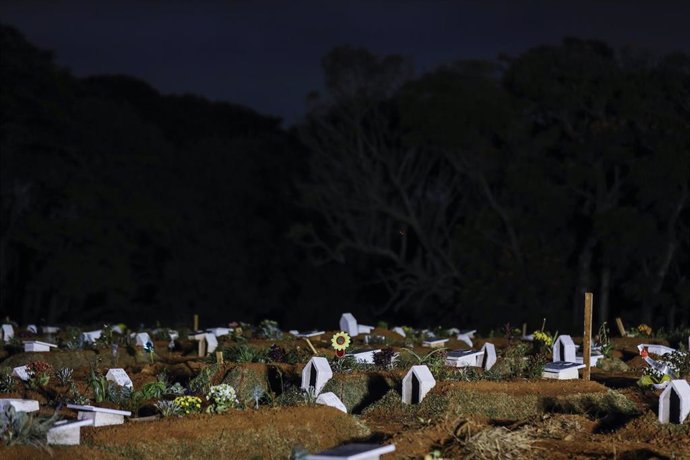 Los cementarios en Brasil se quedan sin espacio por el aumento de fallecidos por la COVID-19.