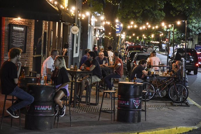 08 April 2021, Argentina, Buenos Aires: People sit on the terrace of a bar at night amid the coronavirus pandemic. The Argentine government again imposed stricter curfew restrictions for the second coronavirus wave. Photo: Raul Ferrari/telam/dpa