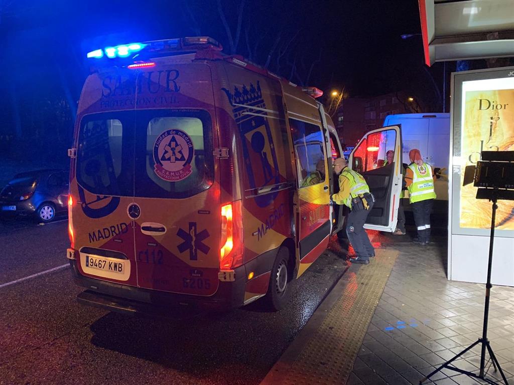 A man was seriously injured when he was struck by lightning in Usera while taking refuge from the storm