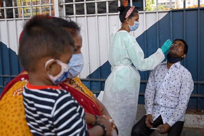 07 April 2021, India, Mumbai: A healthcare worker collects a nasal swab from a man at Dadar railway station. Photo: Ashish Vaishnav/SOPA Images via ZUMA Wire/dpa
