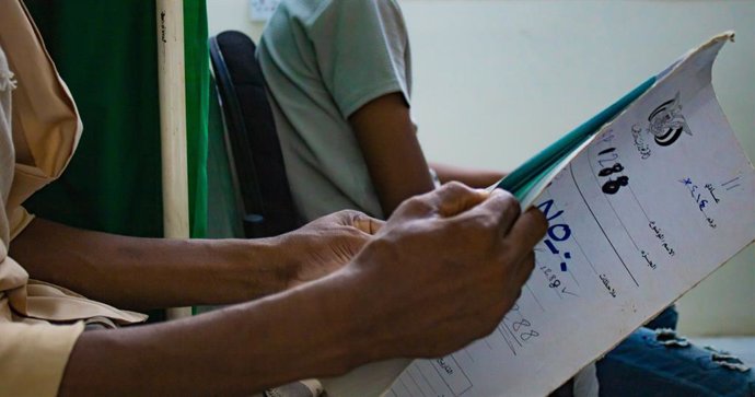 Archivo - Una persona con VIH recibe los resultados de su examen médico en Yemen