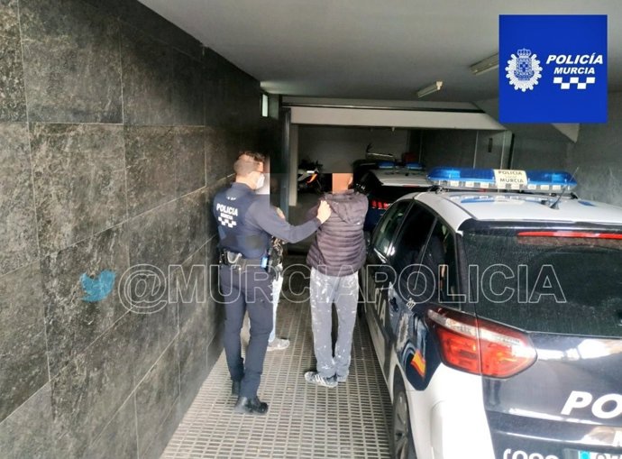 Momento de la detención de uno de los trabajadores irregulares