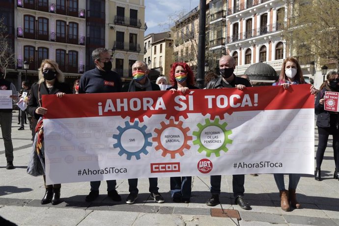 Archivo - Unai Sordo y Pepe Álvarez arropan a Paco de la Rosa y Olga Arribas en una nueva protesta para recuperar la agenda social en Toledo